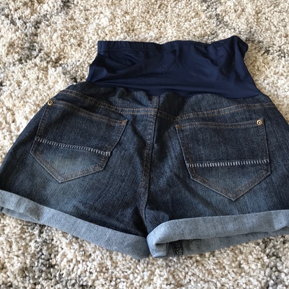 Washed and lace maternity jean shorts - Picture 3 of 4